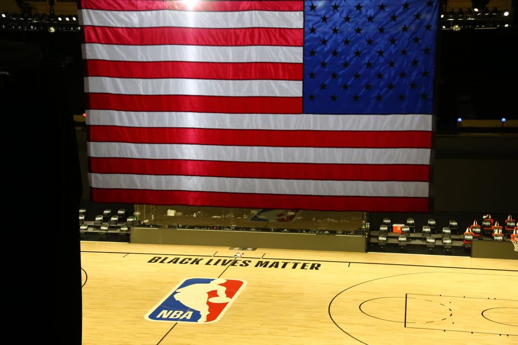 Durante el tercer día de la convención no se aludió al boicot de jugadores de la NBA en protesta por la brutalidad policial. En la imagen, aparece la arena en la que uno de los dos equipos de Texas que participan en los playoffs, los Houston Rockets, jugarían contra Oklahoma City este miércoles.