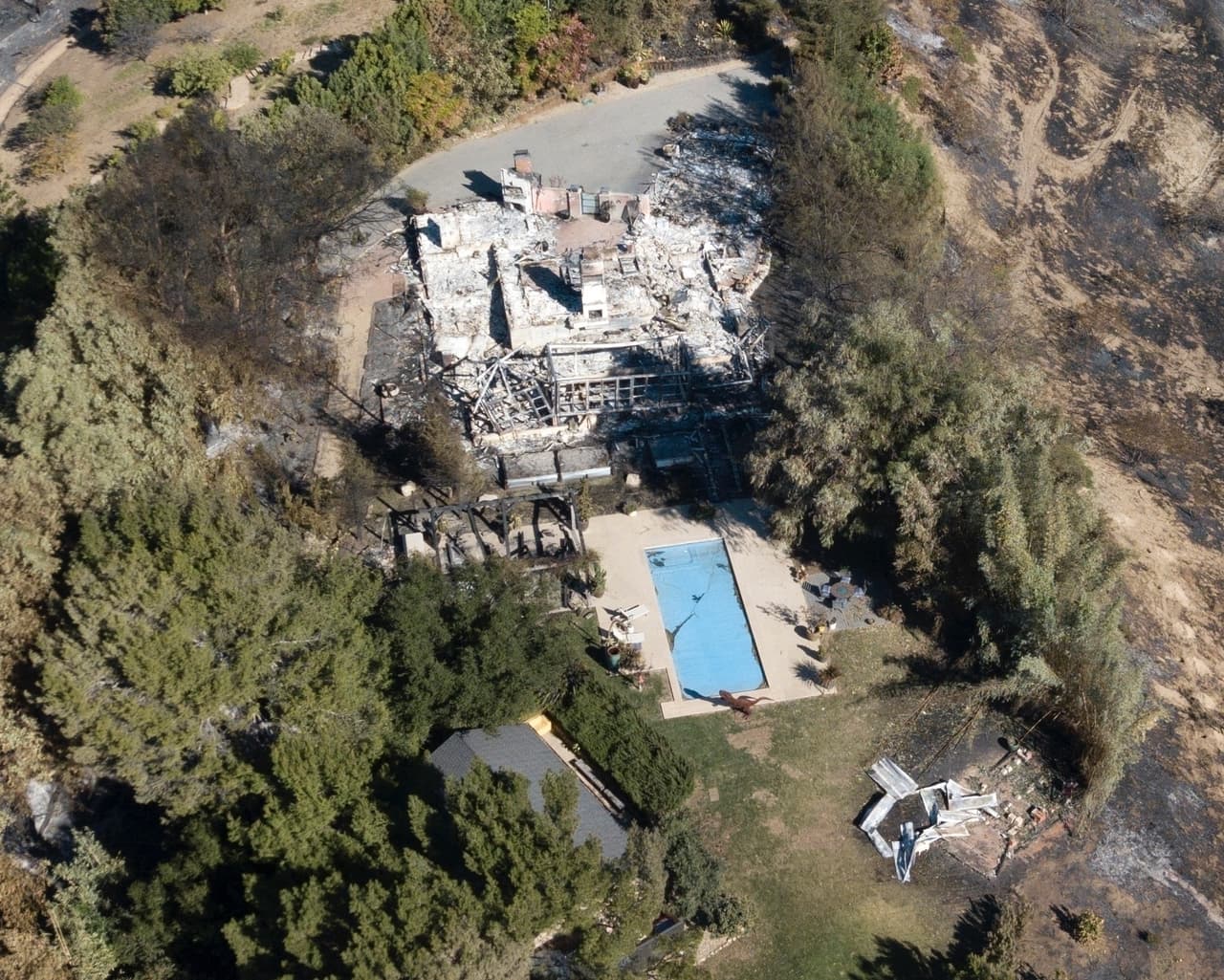 Esta es una imagen después de la tragedia, donde se aprecia que la propiedad ya no está en pie.