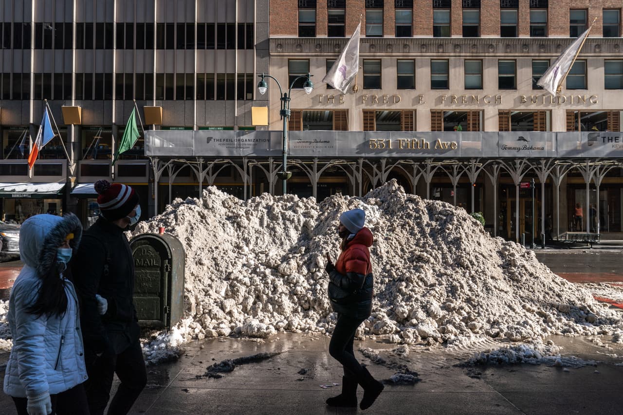 Al menos un pie (30 centímetros) de nieve cayó en nueve estados desde Maryland hasta Maine, con las cantidades mayores cerca de la costa. En el este de Long Island, la costa de Rhode Island y el este de Massachusetts cayeron cantidades que superaron los 2 pies. La tormenta ha dejado un frío glacial, con vientos bajo cero en toda Nueva Inglaterra el domingo.