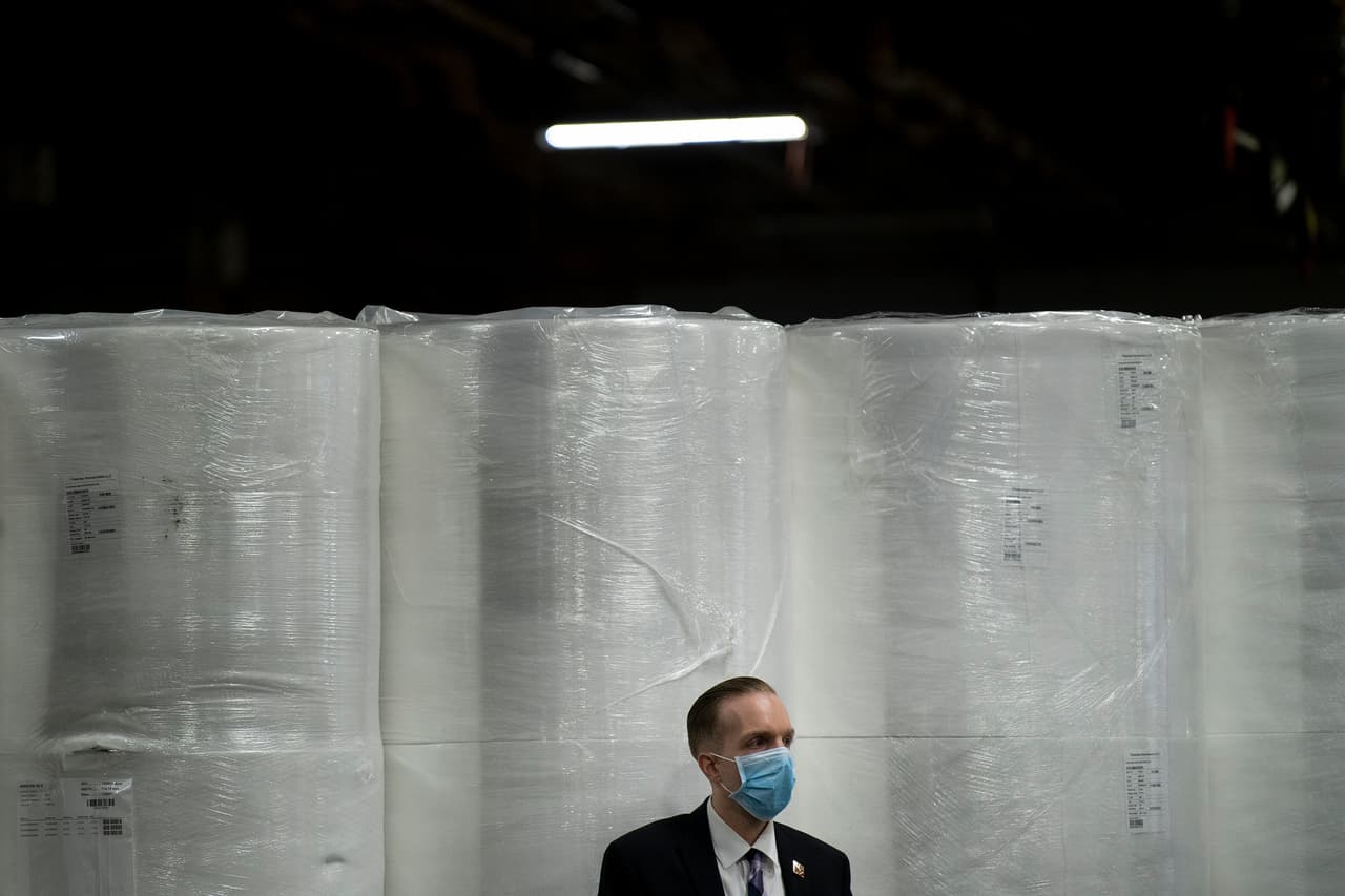 El presidente Donald Trump llegó este martes a Phoenix para visitar la planta Honeywell, una empresa multinacional dedicada a la construcción de motores para aviones que dio un giro a su producción para elaborar máscaras N-95 que necesita el personal médico y de primera línea en medio de la pandemia del coronavirus.