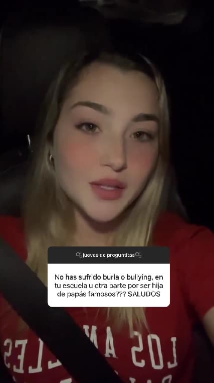 Melenie recibió la pregunta: “¿Has sufrido burla o bullying en tu escuela u otra parte por ser hija de papás famosos?”. 
<br>