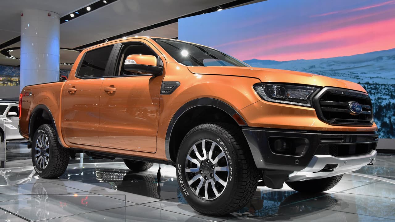 <h3 class="cms-h3-H3">Pero muchas versiones en relación a su equipamiento</h3>
<br>La nueva Ford Ranger 2019 llega en 
<b>tres niveles</b> de equipamiento el básico XL, el medio XLT y el full equipo o Lariat. Ford ofrece un 
<b>paquete todoterreno FX4</b> que cuenta con el mismo sistema de gestión de terreno de la F-150 Raptor que cuenta con cinco modos distintos de manejo: normal, pasto, gravilla y nieve, lodo, barro y surcos y arena.