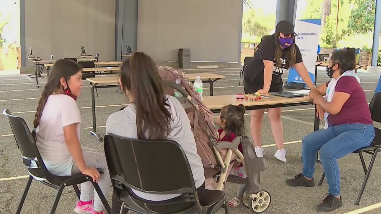 Ofrecen servicios de cuidado infantil para ayudar a familias en el condado de Los Ángeles