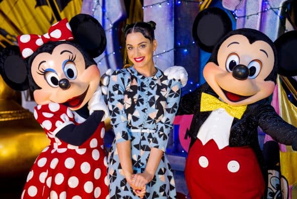 Katy Perry celebró el fin de semana del 4 de julio con una visita especial con Minnie y Mickey Mouse. Mira aquí más videos de Chismes.