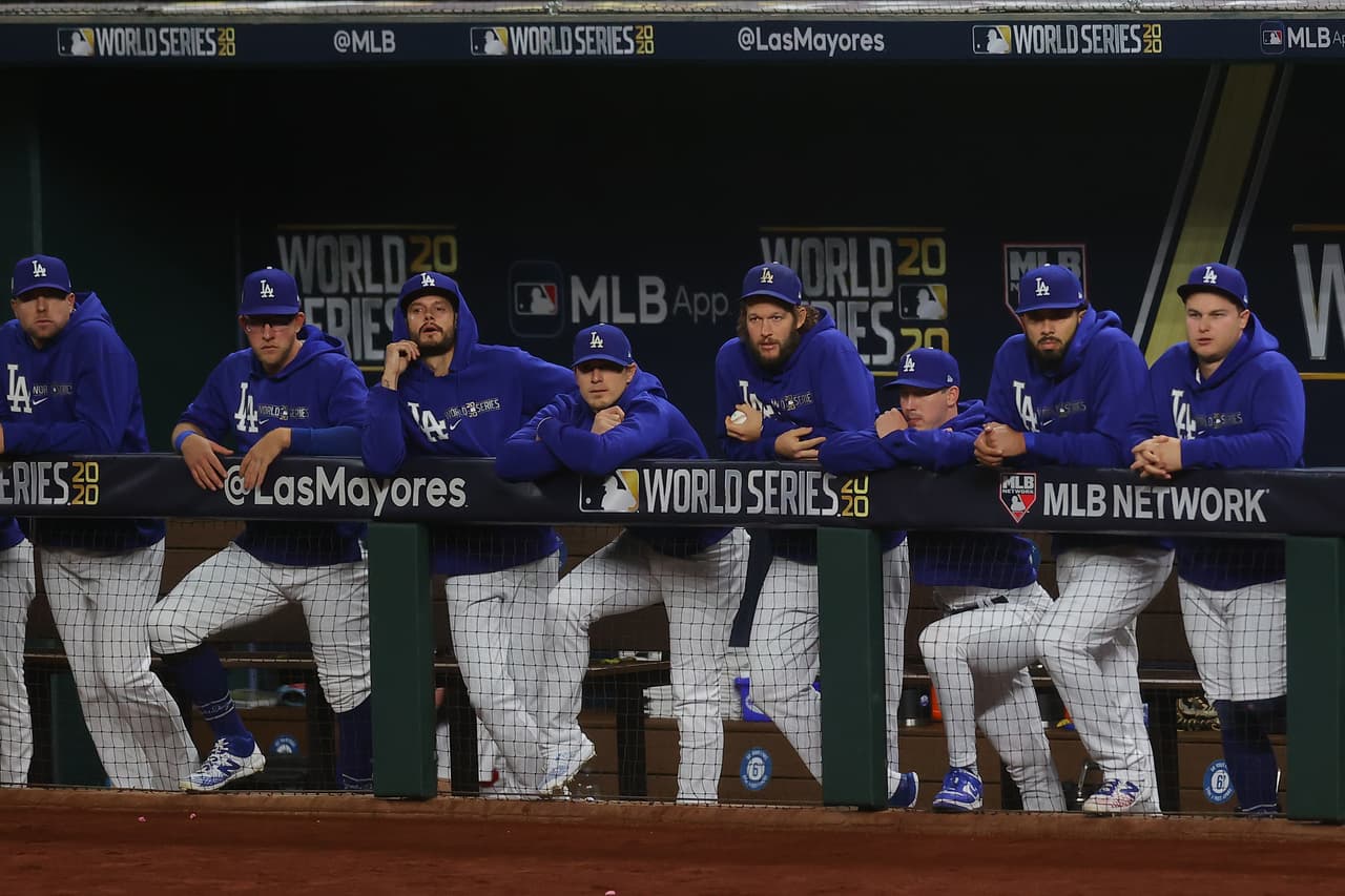 El partido se juega en el estadio Globe Life Field en Texas, pero en el estacionamiento del estadio Chávez Ravine en Los Ángeles se reunen miles de fanáticos.