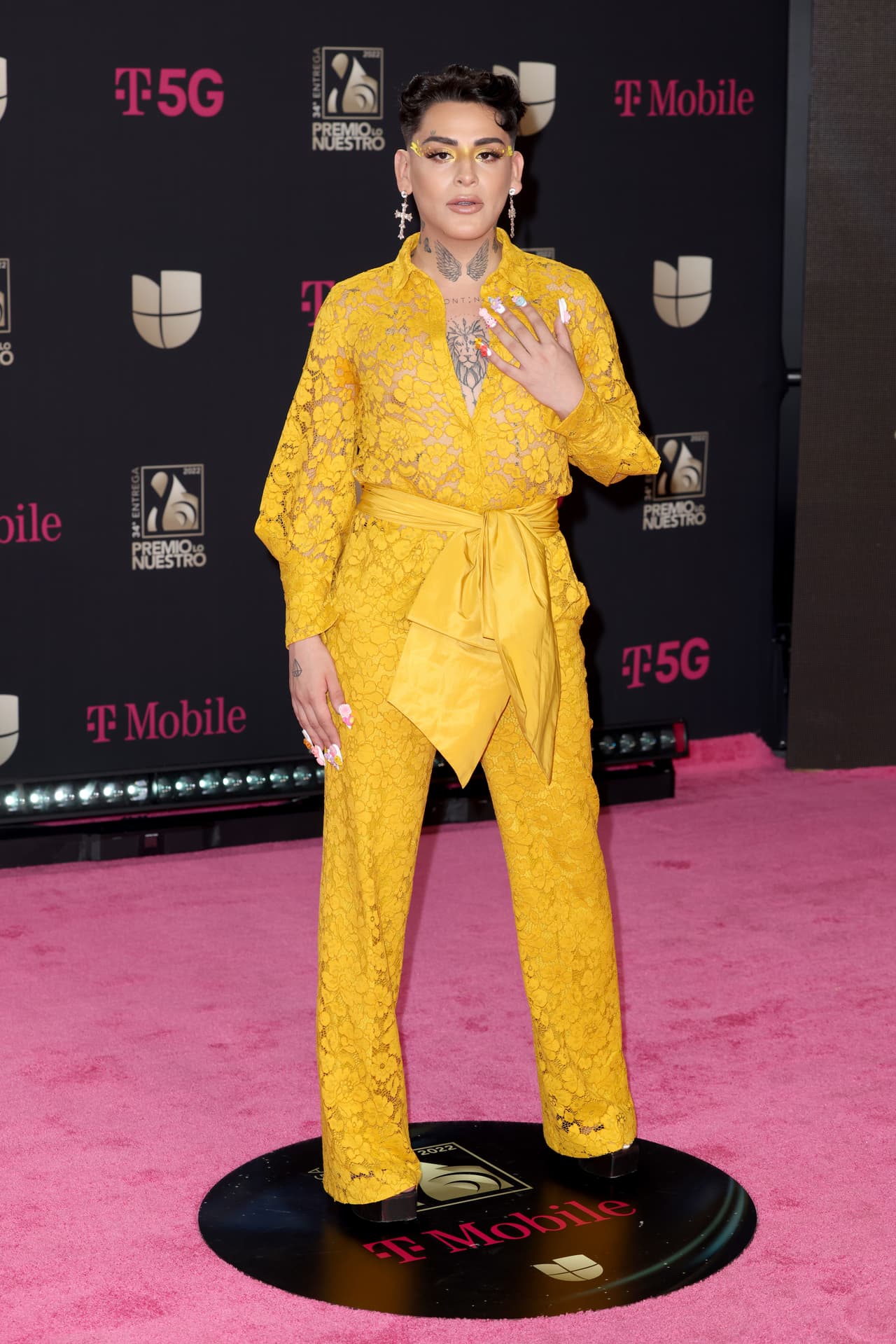 Y no sólo hubo celebridades, 
<b>Kunno</b> deslumbró con un traje amarillo brillante representando a los tiktokers en la alfombra magenta.