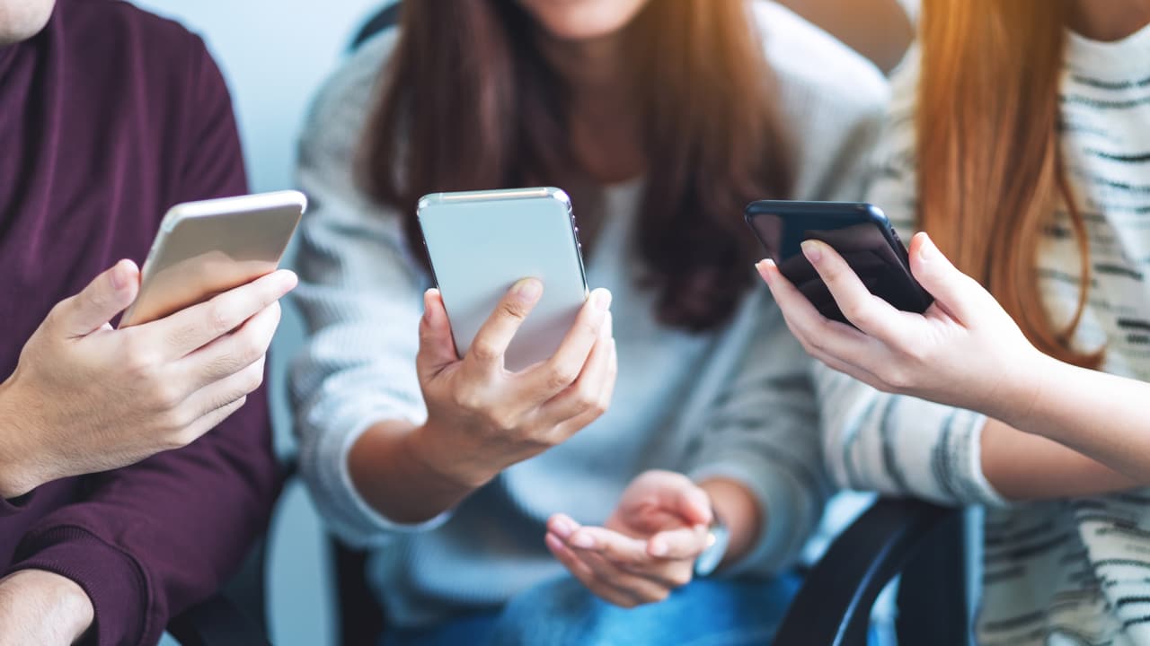 Illinois aprueba ley que restringe el uso de celulares en escuelas públicas y chárter