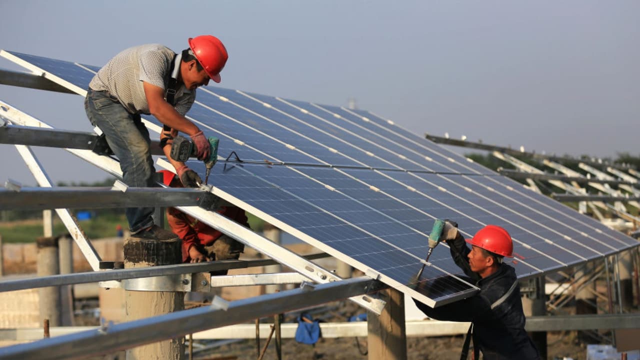 Les instalaron paneles solares con la promesa de ahorrar en costos, pero acabaron pagando doble