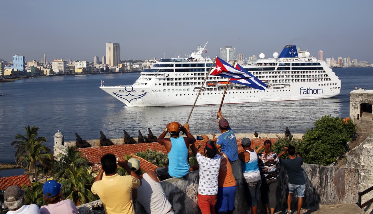 Un grupo de personas da la bienvenida al buque "Adonia", de la compañía Fathom, filial de la empresa Carnival, el lunes 02 de mayo de 2016, en La Habana. Abre la primera línea de viajes de cruceros entre Estados Unidos y Cuba en más de medio siglo. El arribo del "Adonia" atrajo la mirada de decenas de curiosos que se congregaron en la avenida Malecón y en la zona del antiguo Castillo del Morro para presenciar su entrada a la bahía de La Habana tras una travesía de unas ocho horas.
