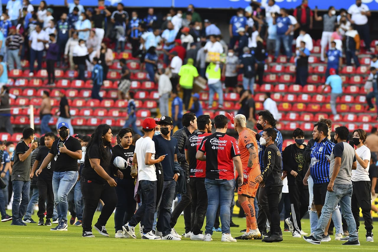Corría el minuto 60 del partido entre Atlas y Querétaro cuando la violencia se desató en la tribuna, aficionados invadieron la cancha y luego las barras hicieron lo propio en penosas imágenes.