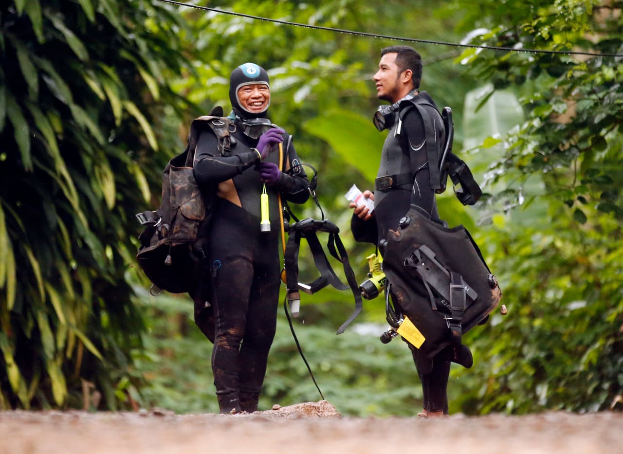 Los jóvenes están recibiendo alimentos. Las operaciones de rescate involucraron decenas de efectivos de las fuerzas armadas de Tailandia y grupos de rescate con buzos provenientes de Australia y China, EEUU y Reino Unido.