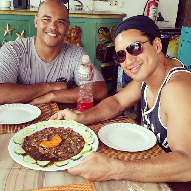 También disfrutó de la deliciosa comida del lugar.
