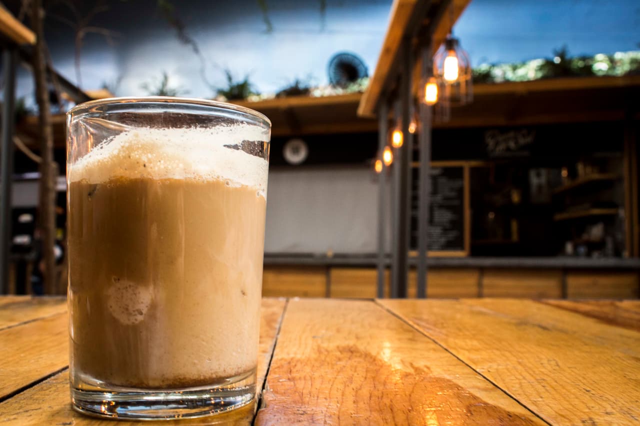 Para los amantes del café. ¿Qué tal incluir un flotante de café con helado? Esta bebida está compuesta por dos bolas de helado de mantecado a punto de leche quemada con canela y vainilla. Al helado se le agrega un shot de espresso. Con este trago, te aseguramos que tus invitados recuperarán la energía para seguir bailando por muchas horas. Helados: Helados Gibrán. Mercado Del Carmen, San Ángel, Ciudad de México.