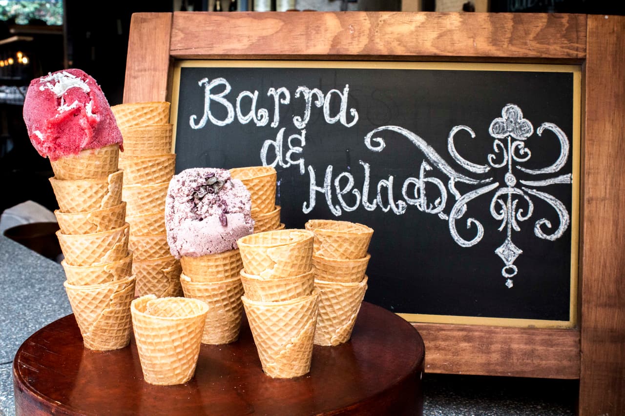 Helado de frutos rojos (fresa, arándano y zarzamora) y helado de dxuladi: cacao rojo de Oaxaca, México. Utiliza pizarrones para anunciar los sabores de cada helado, serán de gran ayuda para tus invitados y tendrán un papel clave en la decoración de la barra. Aquí se trata de “maridar” colores y tipografías con el diseño general de tu boda.