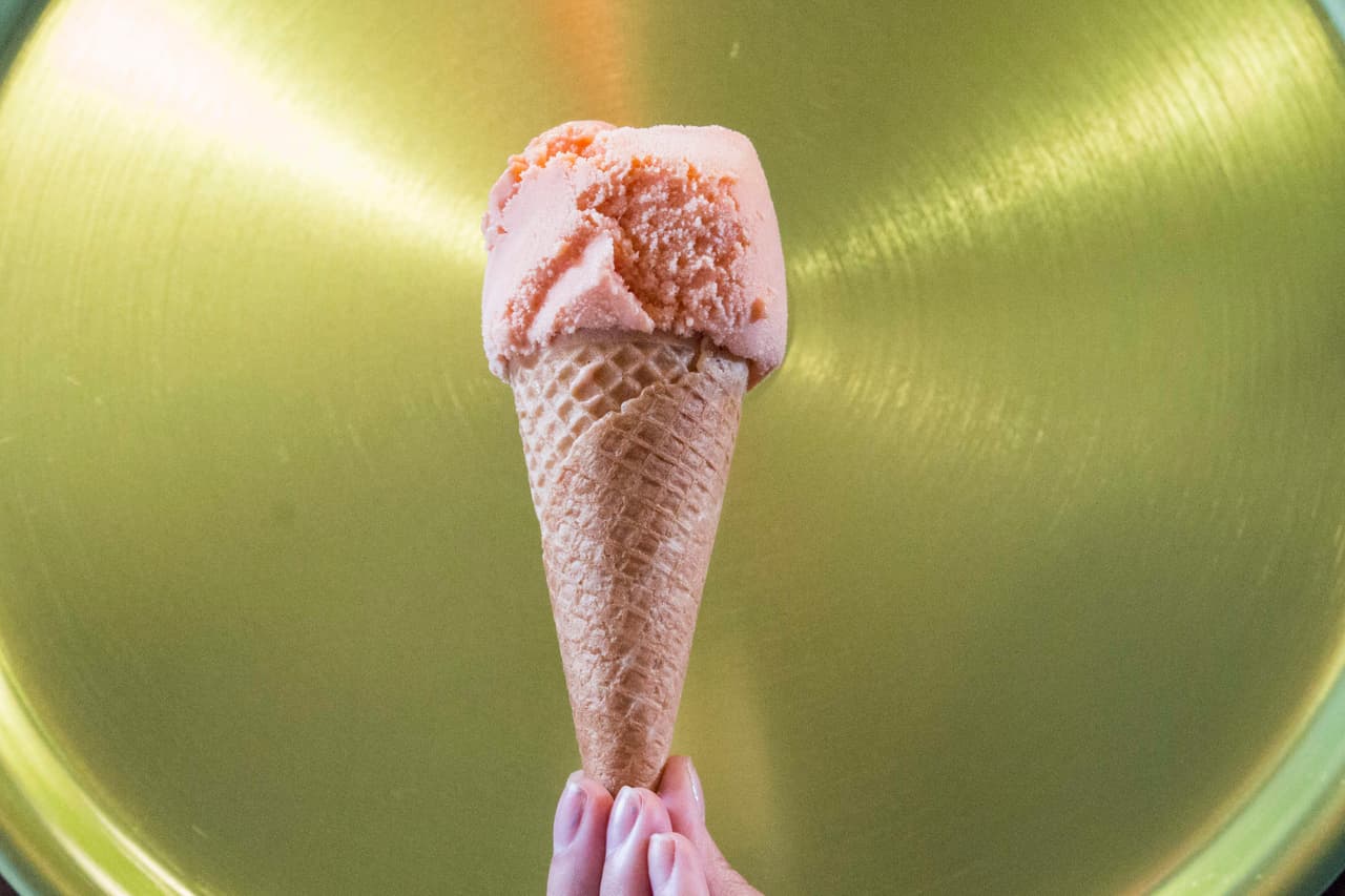 También puedes jugar con distintas formas de presentar los helados. Ya sea en conos, vasitos o incluso paletas. Además puedes personalizar cada vaso con las iniciales de la pareja o añadirle al cono una envoltura de papel acorde a la gama de colores de tu boda. Es un gran toque de estilo. // Helado de mamey con cardamomo.