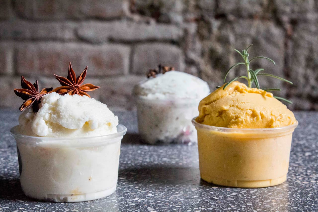 - Casata siciliana: postre italiano de licor de naranja, fruta confitada y dos tipos distintos de vainilla. - Dxuladi: hecho a partir de cacao rojo del estado de Oaxaca, México. - Mango con cempasúchil: este helado mezcla una de las frutas tropicales preferidas de chicos y grandes con una de las flores más representativas de las fiestas mexicanas de muertos. - Mantecado: helado oaxaqueño hecho a punto de leche quemada con canela en rama y vainilla. - Mango–maracuyá: una opción infalible para encantar a cualquier tipo de comensal.