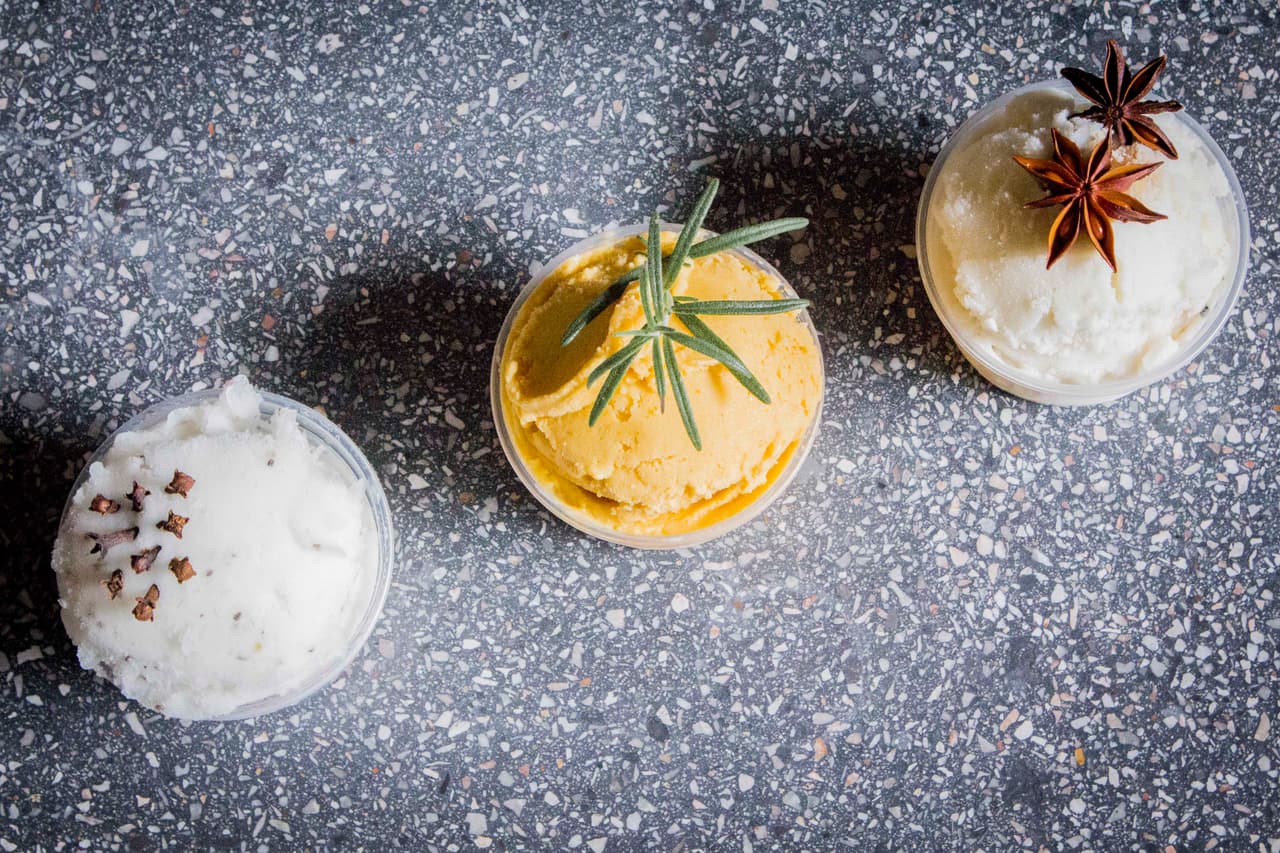 De izquierda a derecha: nieve de limón con chía, mango con cempasúchil y Taab kannab: sal de mar. Las especias. Si tu boda tiene un espíritu orgánico o vintage, puedes incluir en la decoración de los helados especias que resalten su sabor, como anís, clavo, lavanda o romero. Asegúrate de que cada una de las especias utilizadas sea orgánica y, sobre todo, comestible.