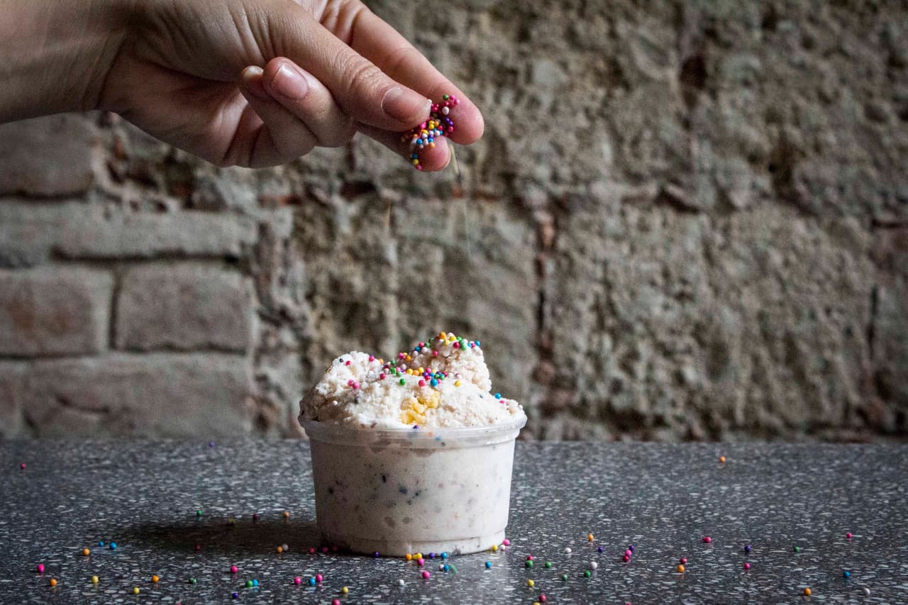 No olvides los toppings. Deja que cada uno de tus invitados personalice su helado con toppings como chispas de colores, fudge de chocolate o rayadura de coco… ¡las posibilidades son infinitas! // Helado de caca-pote: cáscara de cacao con ajonjolí negro (inspirado en una bebida tradicional chiapaneca, en México).