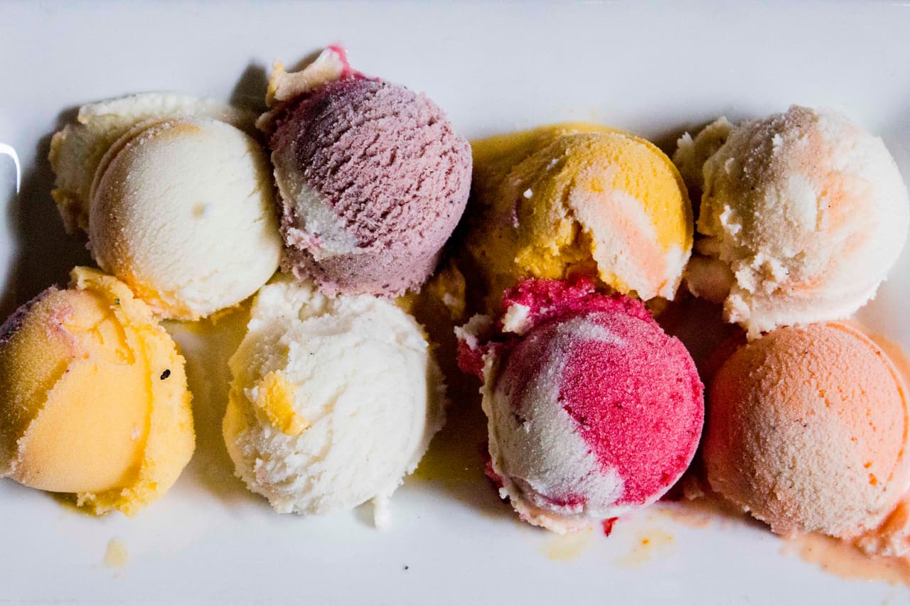 El primer paso para que la barra de helados de tu boda sea memorable es apostar por una selección de sabores originales. Busca proveedores que te ofrezcan algo más allá del típico helado de limón o de vainilla y sorprende a tus invitados con combinaciones que se vuelvan memorables.