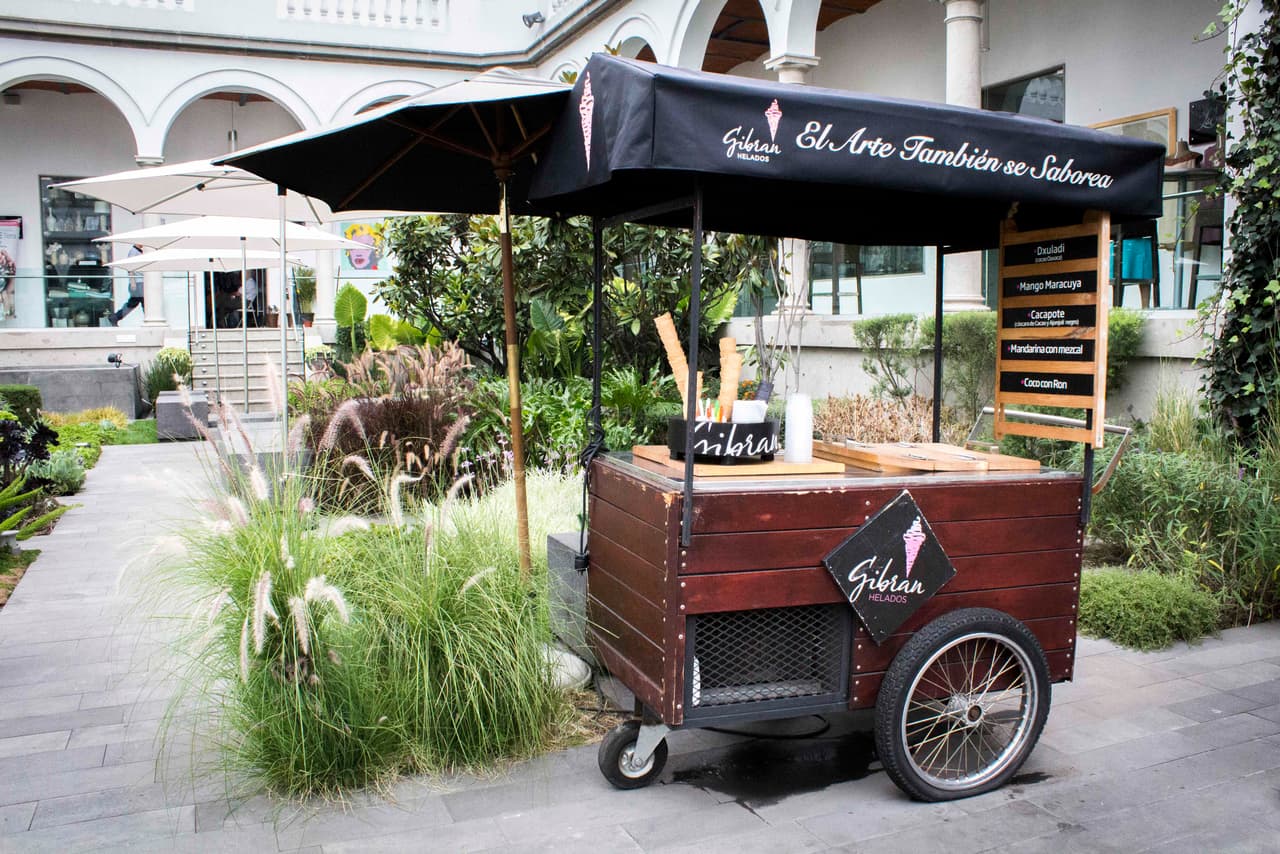 Un carrito es el escenario ideal para presentar los helados a tus invitados. Tiene campanas que sonarán para llamar a todos a la heladería y es el complemento ideal para darle un toque vintage a tu boda. Otro punto a favor: harás muy felices a los más pequeños invitados.