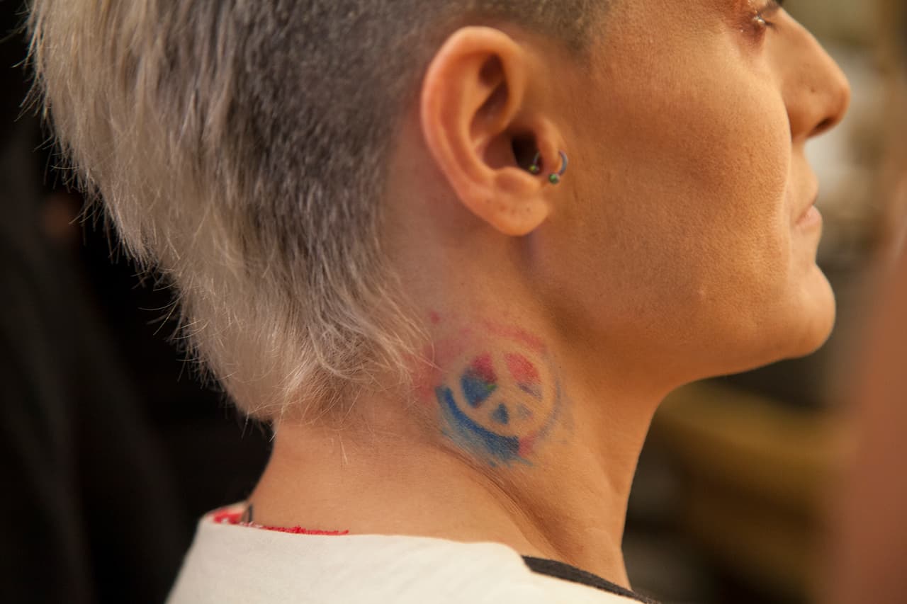 Poco después se haría un segundo tatuaje. A pesar de la adicción que pueden generar, ella se detuvo durante diez años. Recuerda que fue al separarse del papá de sus hijos –"a los 30 o 31 años"– que "me solté como hilo de media" y empezó a tatuarse con más frecuencia, dándole un significado particular a cada una de las marcas que adornan su piel.