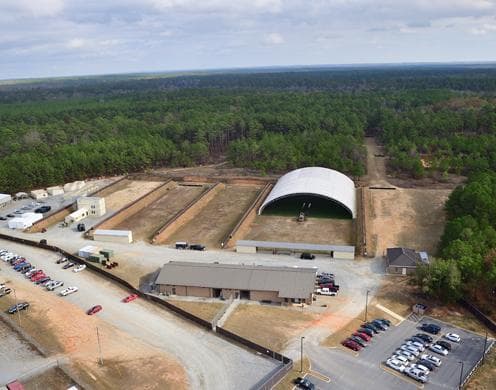 Fort Benning también alberga la 
<a href="https://www.ice.gov/news/releases/ice-ottp-operations-fort-benning-georgia-tactical-training-program-ready-hiring-surge" target="_blank">Oficina de Programas Tácticos y de Armas de Fuego de ICE</a>.