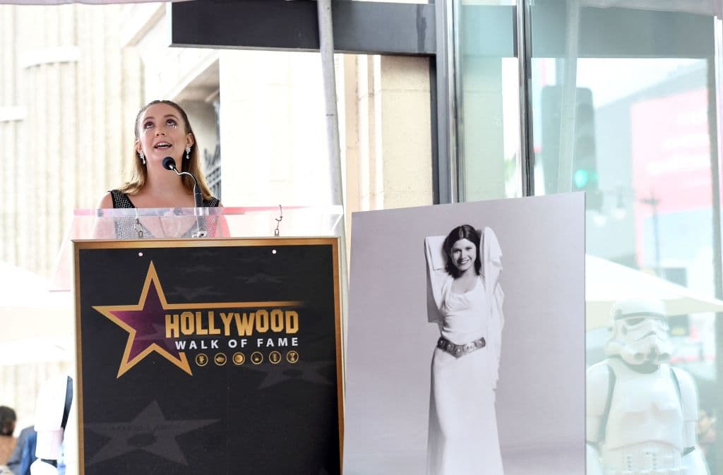 Lourd, de 30 años, habló de sus experiencias con Carrie Fisher, quien durante 
<b>gran parte de sus 60 años</b> fue conocida como 'la princesa Leia'. Recordó que no entendió la magnitud de la saga y el impacto en su madre, hasta bien entrada en su adolescencia.