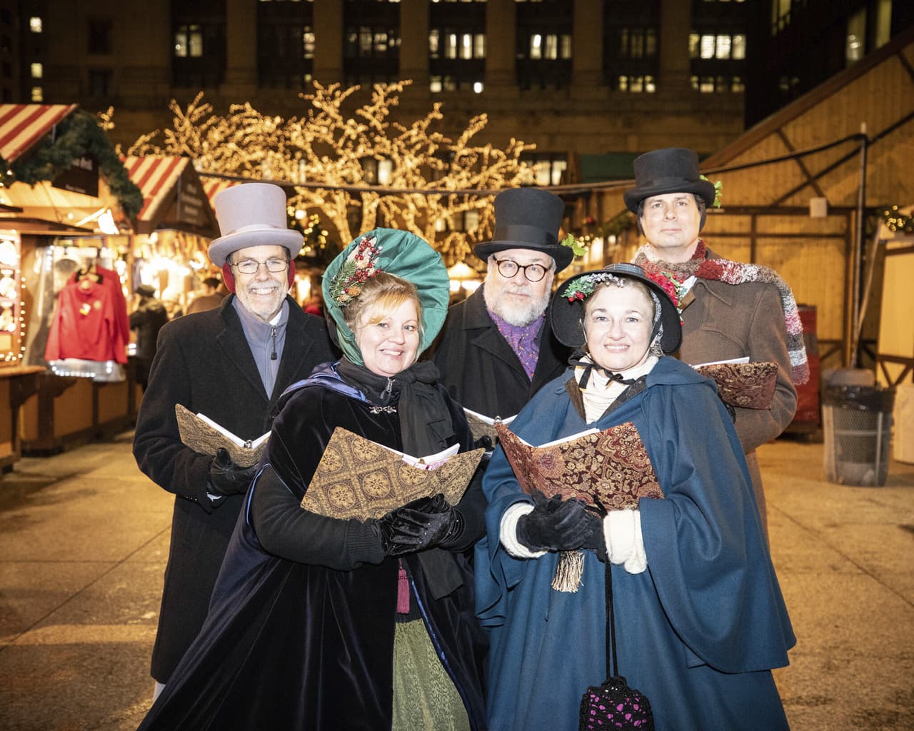 <h3 class="cms-H3-H3">Christkindlmarket Chicago</h3>
<br>(19 de noviembre - 24 de diciembre)
<br>Horas regulares:
<br>Domingo - Jueves: 11 a.m. - 8 p.m.
<br>Viernes - Sábado: 11 a.m. - 10 p.m.
<br>Horas especiales:
<br>Día de Acción de Gracias (25 de noviembre), Nochebuena (24 de diciembre): 11 a.m. - 4 p.m.
<br>Facebook:
<a href="https://www.facebook.com/christkindlmarket" target="_blank">https://www.facebook.com/christkindlmarket</a>