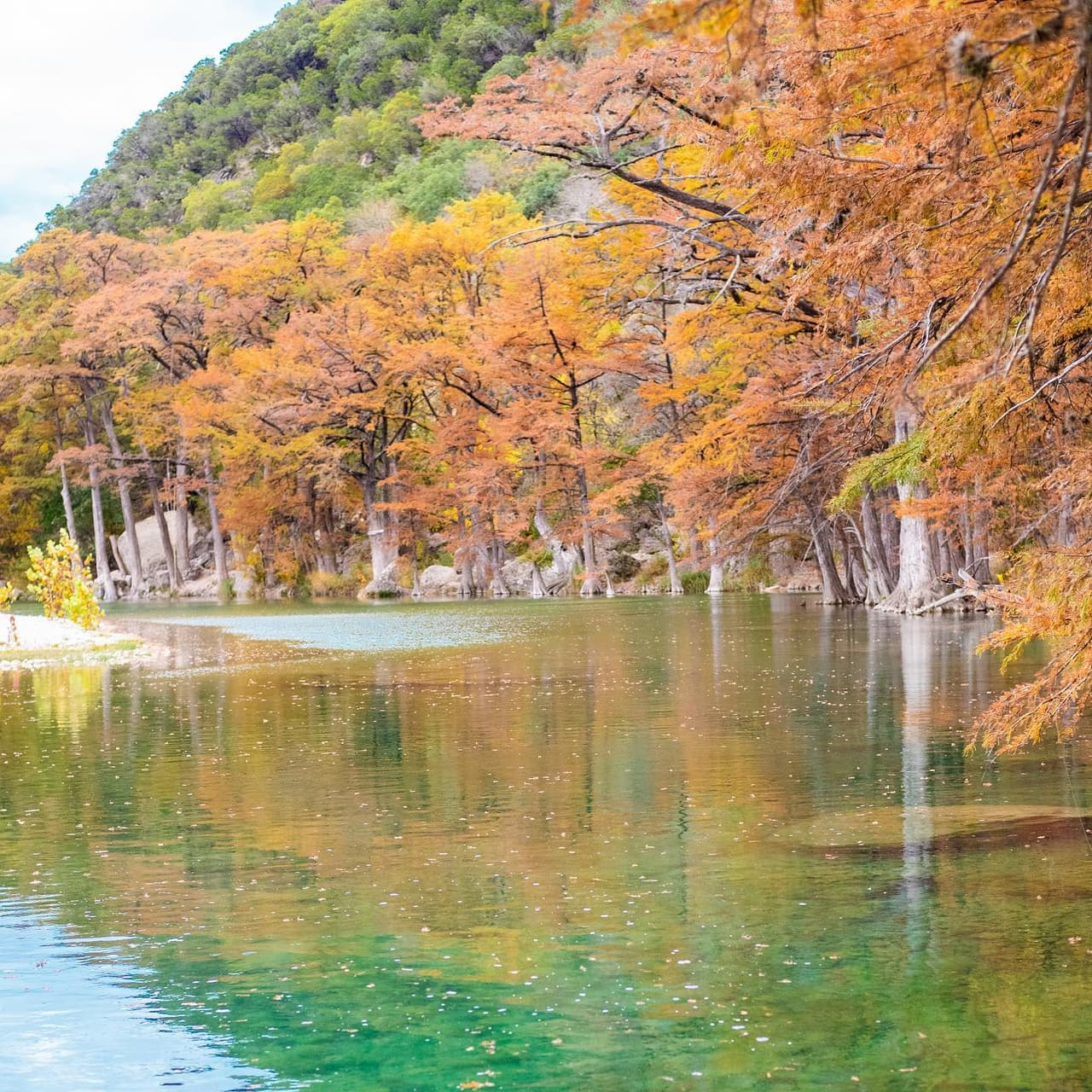 A medida que más personas compraban automóviles a principios del siglo XX, los campamentos de vacaciones se convirtieron en un pasatiempo popular. La familia Magers, inmigrantes alemanes que se asentaron en esta zona, abrió parte de su terreno para acampar en la década de 1920.
<br>
<br>Los ciudadanos locales adquirieron tierras y reclutaron al Cuerpo de Conservación Civil para construir el parque.
<br>
<br>Después de que se completó la construcción, el parque fue donado al estado.
<b>El parque abrió el 1 de junio de 1941 </b>y recibió su nombre de John Nance "Cactus Jack" Garner.
<b>Garner era un nativo de Uvalde que se desempeñó como vicepresidente de los Estados Unidos de 1933 a 1941.</b>