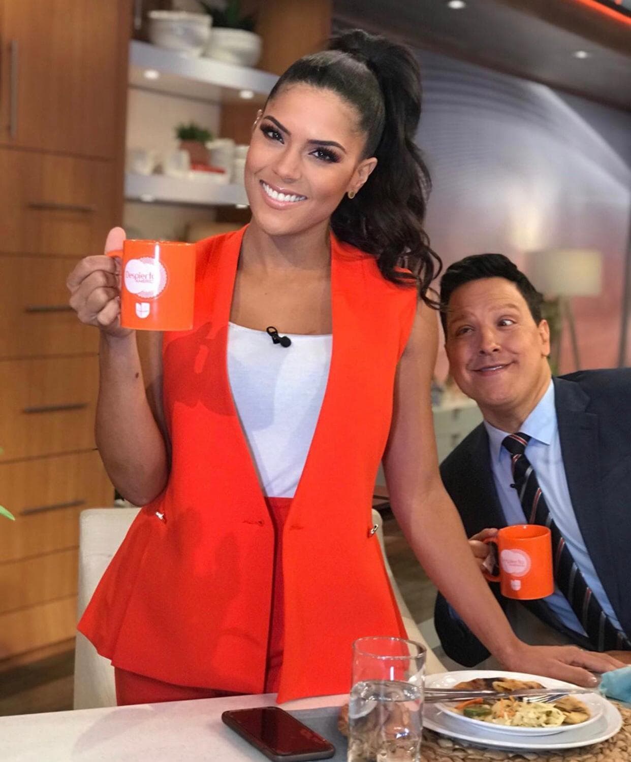Francisca Lachapel posó muy coqueta con su taza de café. Sin duda, una foto digna de presumir en Instagram, lo que nunca imaginó fue que había una sonrisa más en la imagen.