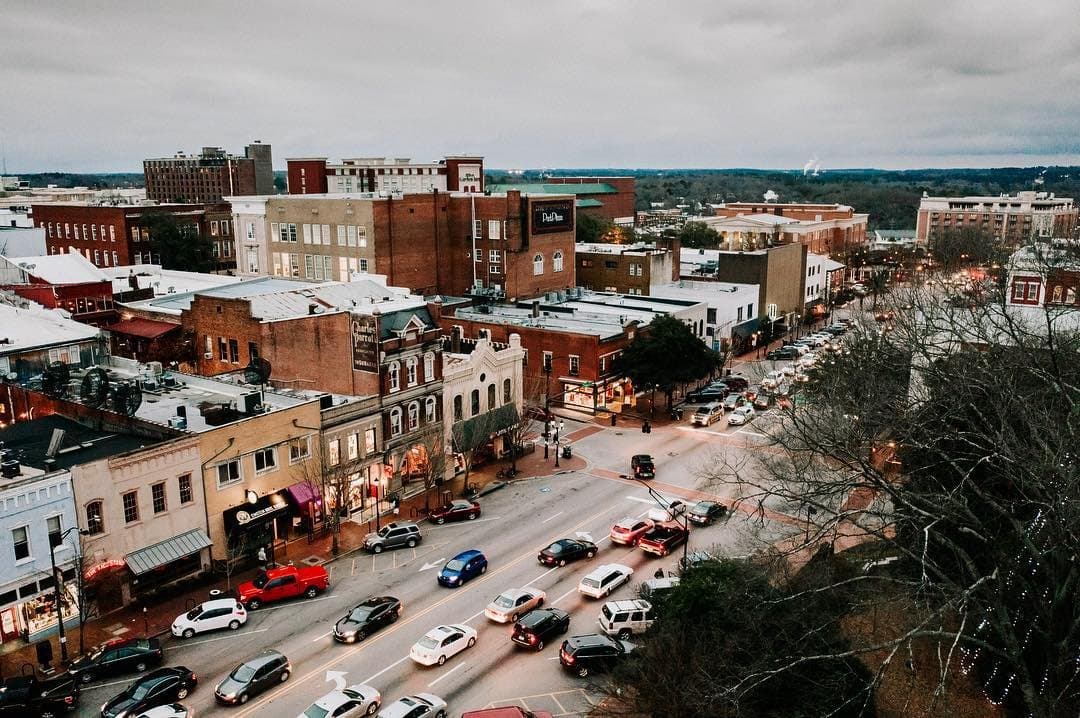 <b>Athens</b>. Athens es bien conocida por ser el hogar de los Dawgs, también conocido como el equipo universitario de la Universidad de Georgia. Pero la ciudad es mucho más que estudiantes universitarios: el centro es acogedor y tiene una escena musical arraigada acentuada por buena comida y lindos lugares para hospedarse. Así que podrías comer por las adorables calles antes de un concierto íntimo y luego retirarte a un encantador hotel para pasar la noche.
<br>
<br>
<a href="https://goo.gl/maps/QxkugaurzZXQq3gM6"><b>Cómo llegar</b></a>