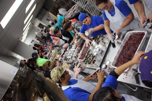 Como cada año, este jueves se celebró la tradicional cena de Acción de Gracias de Raúl Jiménez, la cual tuvo lugar en el centro de Convenciones Henry B. Gonzalez. En esta ocasión, se logró alimentar a 25,000 personas, gracias a la participación de más de 4,000 voluntarios. La cena de Raúl Jiménez inició en 1979 en un intento de llevar alimento caliente en esta fecha a los más necesitados.