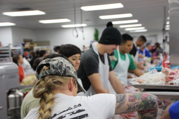 Como cada año, este jueves se celebró la tradicional cena de Acción de Gracias de Raúl Jiménez, la cual tuvo lugar en el centro de Convenciones Henry B. Gonzalez. En esta ocasión, se logró alimentar a 25,000 personas, gracias a la participación de más de 4,000 voluntarios. La cena de Raúl Jiménez inició en 1979 en un intento de llevar alimento caliente en esta fecha a los más necesitados.