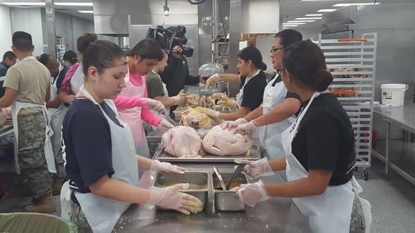 Como cada año, este jueves se celebró la tradicional cena de Acción de Gracias de Raúl Jiménez, la cual tuvo lugar en el centro de Convenciones Henry B. Gonzalez. En esta ocasión, se logró alimentar a 25,000 personas, gracias a la participación de más de 4,000 voluntarios. La cena de Raúl Jiménez inició en 1979 en un intento de llevar alimento caliente en esta fecha a los más necesitados.