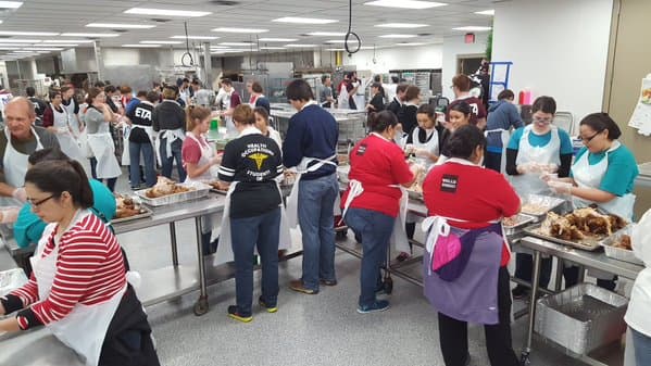 Como cada año, este jueves se celebró la tradicional cena de Acción de Gracias de Raúl Jiménez, la cual tuvo lugar en el centro de Convenciones Henry B. Gonzalez. En esta ocasión, se logró alimentar a 25,000 personas, gracias a la participación de más de 4,000 voluntarios. La cena de Raúl Jiménez inició en 1979 en un intento de llevar alimento caliente en esta fecha a los más necesitados.