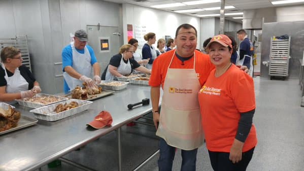 Como cada año, este jueves se celebró la tradicional cena de Acción de Gracias de Raúl Jiménez, la cual tuvo lugar en el centro de Convenciones Henry B. Gonzalez. En esta ocasión, se logró alimentar a 25,000 personas, gracias a la participación de más de 4,000 voluntarios. La cena de Raúl Jiménez inició en 1979 en un intento de llevar alimento caliente en esta fecha a los más necesitados.