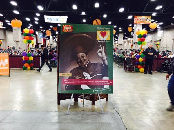 Como cada año, este jueves se celebró la tradicional cena de Acción de Gracias de Raúl Jiménez, la cual tuvo lugar en el centro de Convenciones Henry B. Gonzalez. En esta ocasión, se logró alimentar a 25,000 personas, gracias a la participación de más de 4,000 voluntarios. La cena de Raúl Jiménez inició en 1979 en un intento de llevar alimento caliente en esta fecha a los más necesitados.