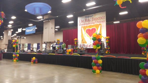 Como cada año, este jueves se celebró la tradicional cena de Acción de Gracias de Raúl Jiménez, la cual tuvo lugar en el centro de Convenciones Henry B. Gonzalez. En esta ocasión, se logró alimentar a 25,000 personas, gracias a la participación de más de 4,000 voluntarios. La cena de Raúl Jiménez inició en 1979 en un intento de llevar alimento caliente en esta fecha a los más necesitados.