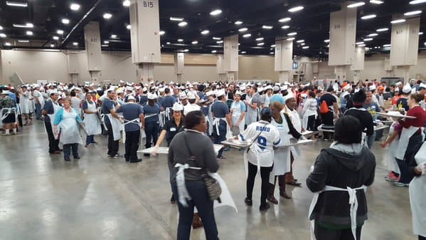 Como cada año, este jueves se celebró la tradicional cena de Acción de Gracias de Raúl Jiménez, la cual tuvo lugar en el centro de Convenciones Henry B. Gonzalez. En esta ocasión, se logró alimentar a 25,000 personas, gracias a la participación de más de 4,000 voluntarios. La cena de Raúl Jiménez inició en 1979 en un intento de llevar alimento caliente en esta fecha a los más necesitados.