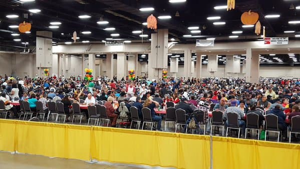 Como cada año, este jueves se celebró la tradicional cena de Acción de Gracias de Raúl Jiménez, la cual tuvo lugar en el centro de Convenciones Henry B. Gonzalez. En esta ocasión, se logró alimentar a 25,000 personas, gracias a la participación de más de 4,000 voluntarios. La cena de Raúl Jiménez inició en 1979 en un intento de llevar alimento caliente en esta fecha a los más necesitados.