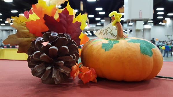 Como cada año, este jueves se celebró la tradicional cena de Acción de Gracias de Raúl Jiménez, la cual tuvo lugar en el centro de Convenciones Henry B. Gonzalez. En esta ocasión, se logró alimentar a 25,000 personas, gracias a la participación de más de 4,000 voluntarios. La cena de Raúl Jiménez inició en 1979 en un intento de llevar alimento caliente en esta fecha a los más necesitados.