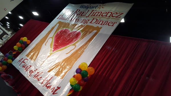 Como cada año, este jueves se celebró la tradicional cena de Acción de Gracias de Raúl Jiménez, la cual tuvo lugar en el centro de Convenciones Henry B. Gonzalez. En esta ocasión, se logró alimentar a 25,000 personas, gracias a la participación de más de 4,000 voluntarios. La cena de Raúl Jiménez inició en 1979 en un intento de llevar alimento caliente en esta fecha a los más necesitados.