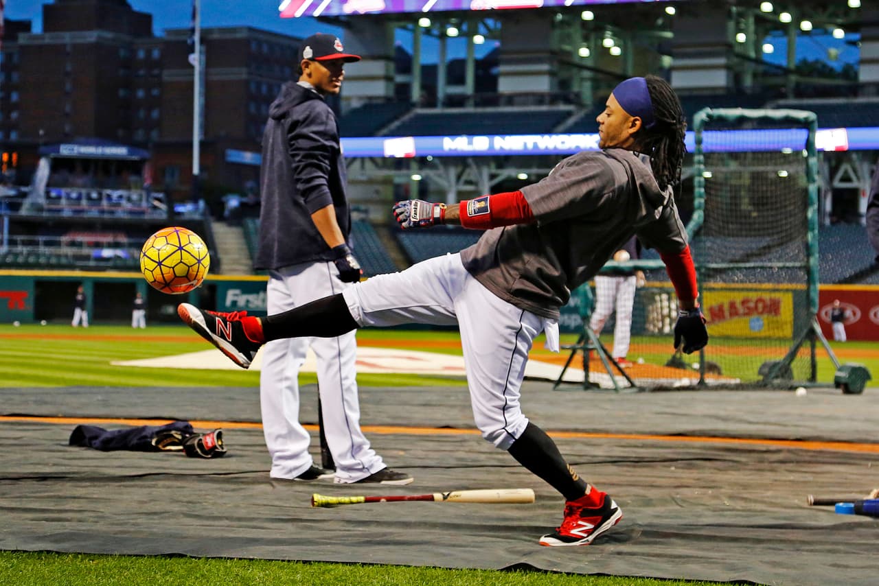 El segunda base Michael Martínez ha encajado muy bien para transmitir su experiencia en el remate de la temporada de Indians. En el día de descanso previo al regreso al Progressive Field aprovechó para quitarse la tensión con un poco de fútbol.