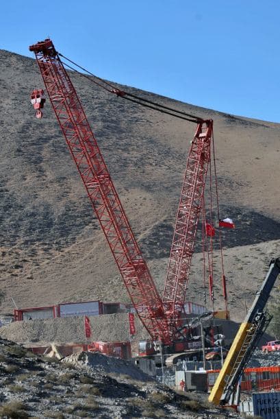 Golborne informó que durante la madrugada de este lunes se realizó con éxito una prueba con la cápsula que se usará para izar a la superficie a los mineros, la que alcanzó los 610 metros sobre un total de 622 metros del ducto por el cual serán emergidos.