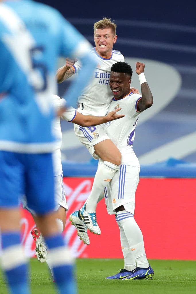 Toni Kroos y karim Benzema adelantan al Real madrid en el primer tiempo y gtras 90 minutos el Madrid logra vencer 2-1 al Rayo Vallecano.