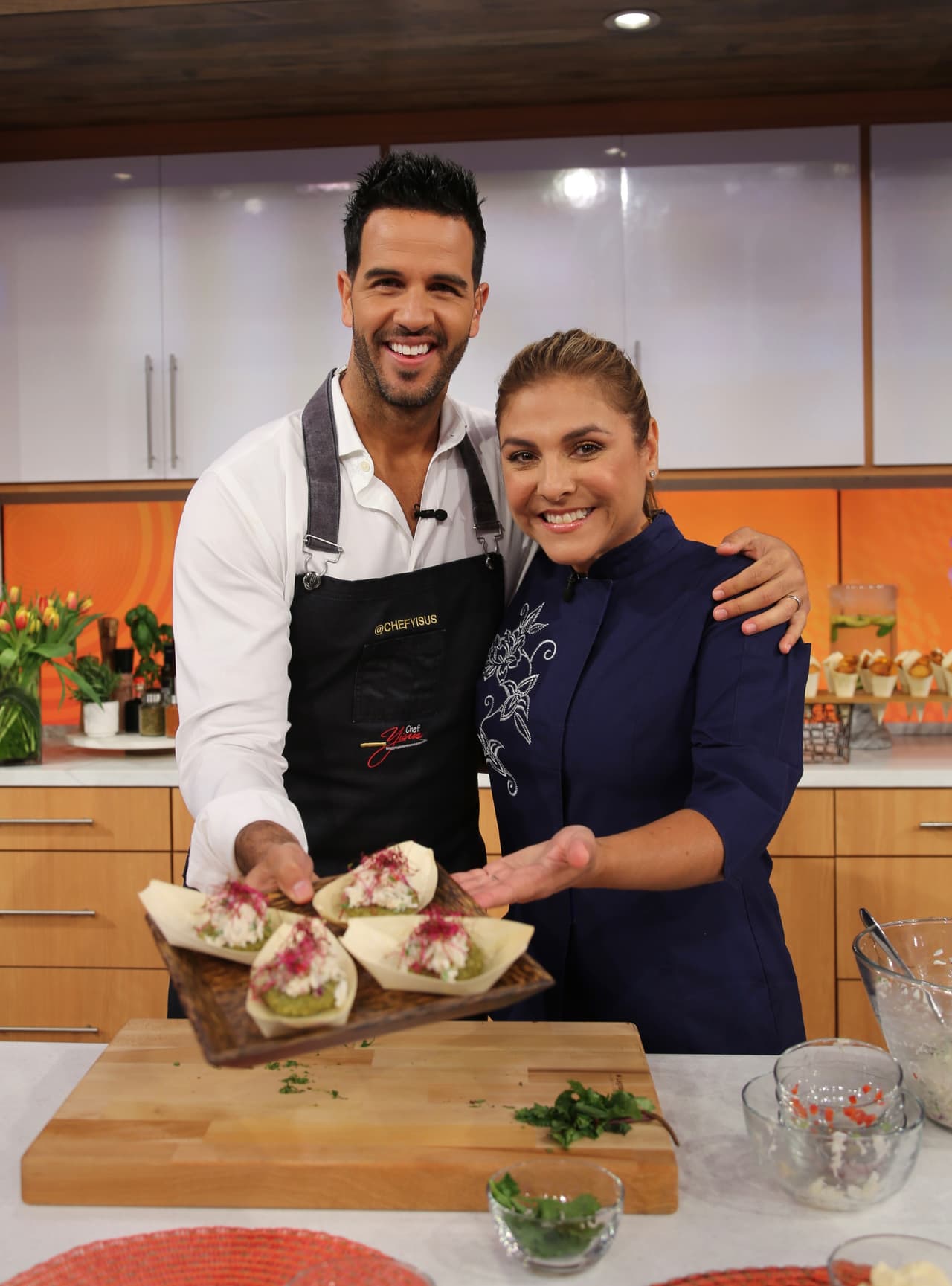 Gastando menos de 50 dóalres, el Chef Yisus y la Chef Lorena García prepararon un menú de fiesta digno de las estrellas.