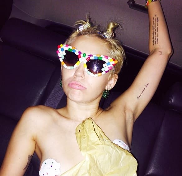 Miley salió desnuda en la portada y con esto encendió las redes sociales con todo tipo de comentarios.