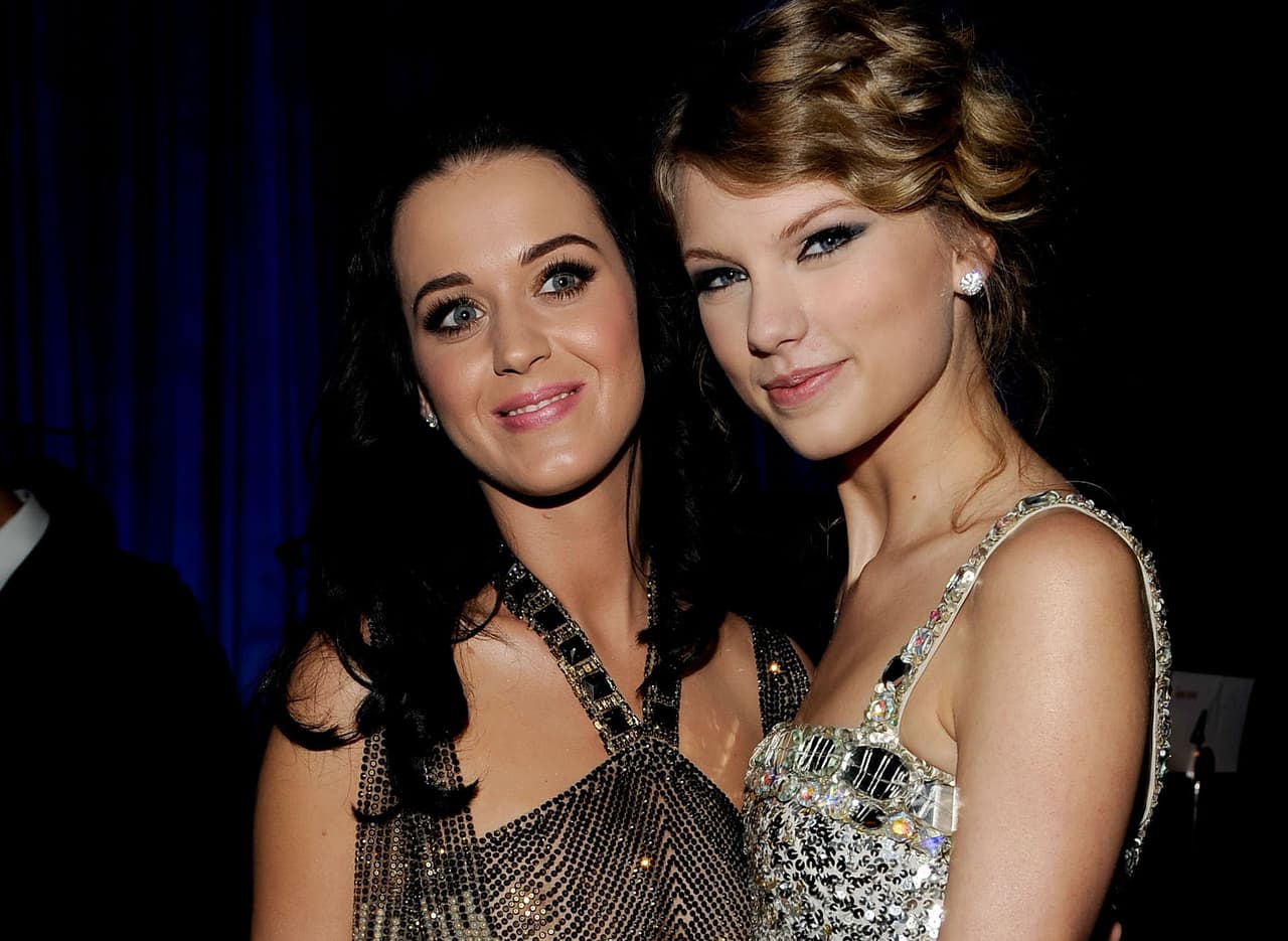 TMZ reportó que Taylor piensa que Katy es una ladrona, pues en su momento tuvieron un altercado.