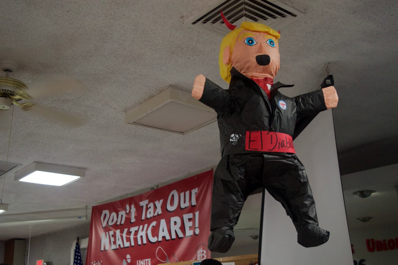 Una piñata del candidato republicano y letreros con "Desecha a Trump", son las consignas de los votantes latinos en Nevada.
