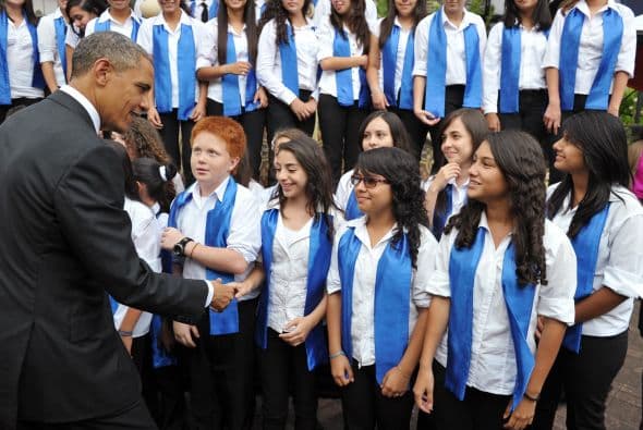 Obama, acompañado por la presidenta costarricense, Laura Chinchilla, preguntó "¿Cuál es tu nombre?" a varios de los niños, también en español.